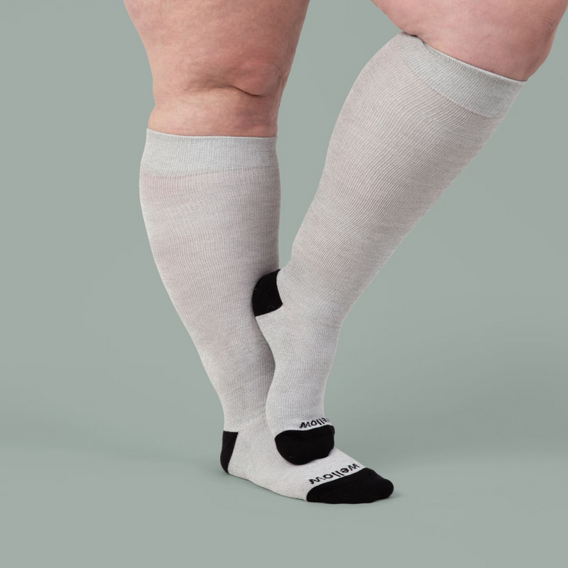 Wellow compression socks